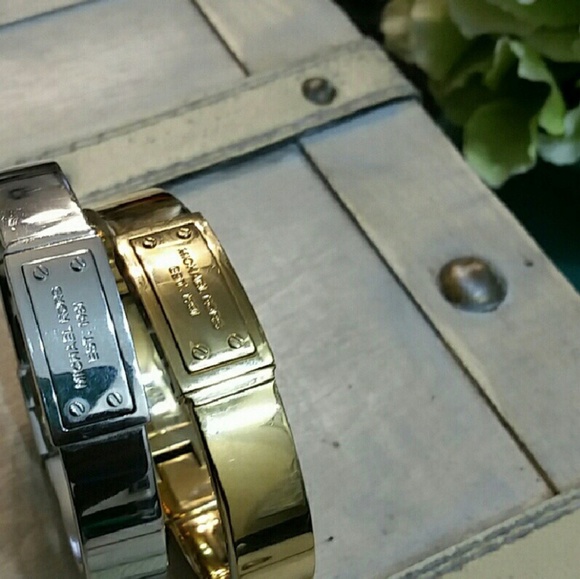 Gold MICHAEL KORS Metallic Logo Plaque Bracelet - Picture 7 of 8